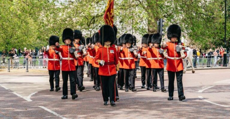 London: Changing of the Guard Tour by Buckingham Palace - Your route starts at Duke of York Monument (not at the palace gates)