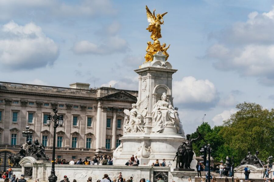 London: Changing of the Guard Tour by Buckingham Palace - Price and value: $18 buys more than a front-row spot