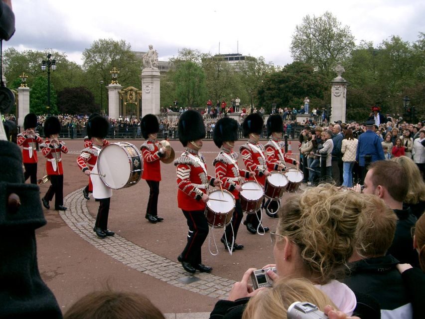 London Changing of the Guard Tour - Front Row 12 guests 2,5h - St James’s Palace and Clarence House: the guards get ready