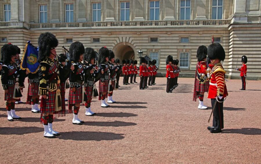London Changing of the Guard Tour - Front Row 12 guests 2,5h - Following the Old Guard back toward Wellington Barracks