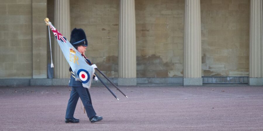 London Changing of the Guard Tour - Front Row 12 guests 2,5h - What you’re paying for: value of the $61 front-row experience