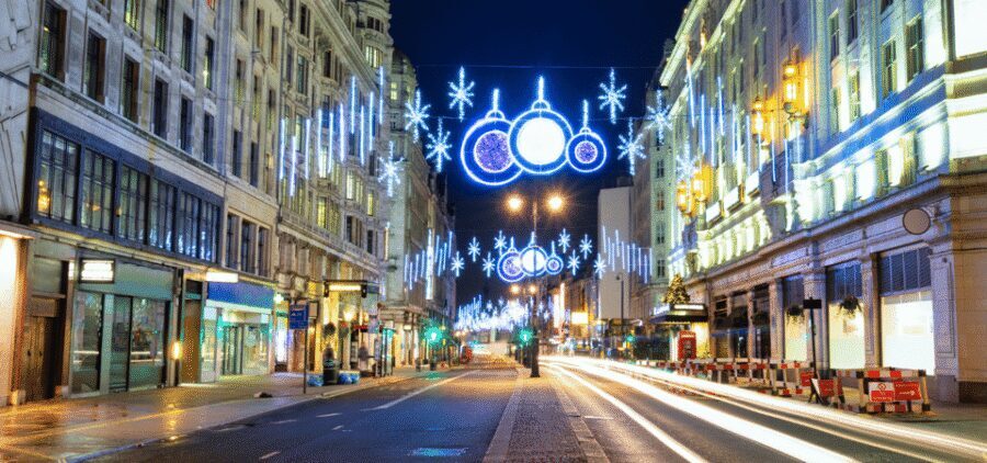 London: Christmas Lights Self Guided Walking Tour - St Martin-in-the-Field: holiday lights with a calm, church-lined feel