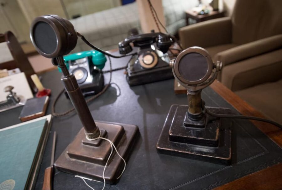 London: Churchill War Rooms Ticket & Political London Audio - Audio guide setup: headphones, your phone, and the QR code step