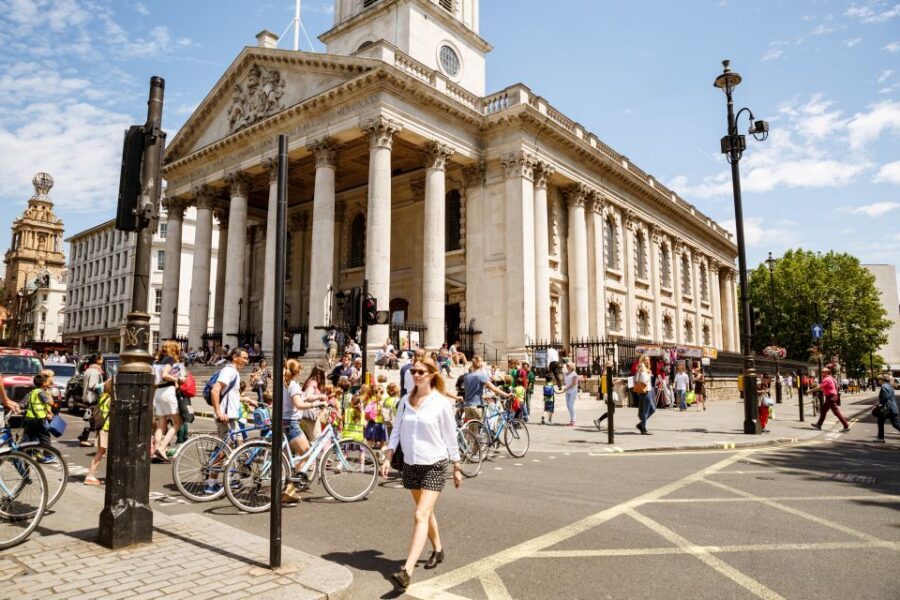 London: Classic Gold 3.5-Hour Bike Tour - Buckingham Palace and Trafalgar Square: pageantry plus an easy walking pause