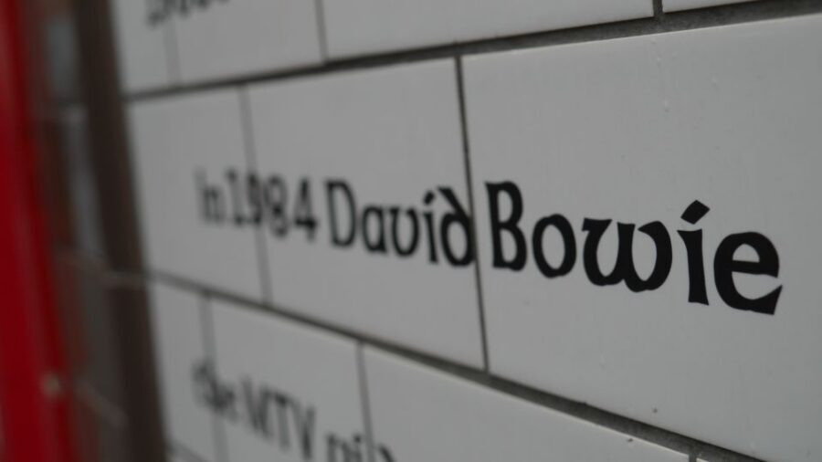 London: David Bowie Walking Tour - Carnaby Street outfits and the photo moment you’ll remember