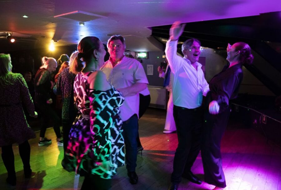 London: Dinner Cruise with Elvis Tribute on the Thames River - The three-course dinner: what’s included and how to make it work