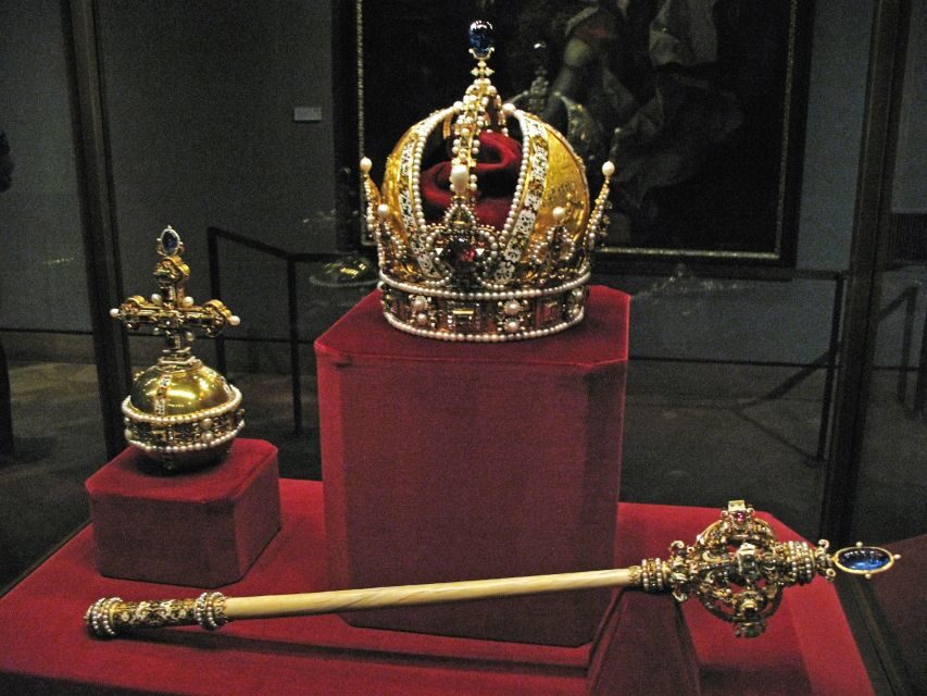 London: Easy Access Tower of London and Crown Jewels Tour - Execution Site and Torture Chambers: The Heavy Parts, Put in Context