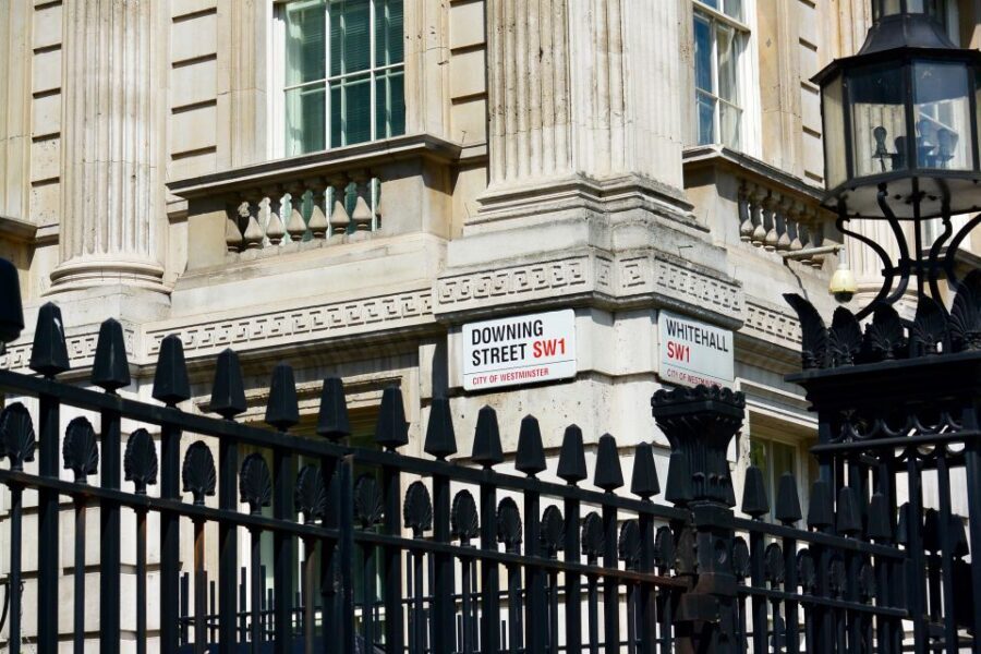London: German-Speaking Guided Tour of Westminster - Downing Street and Westminster Abbey: Big Names, Clear Context