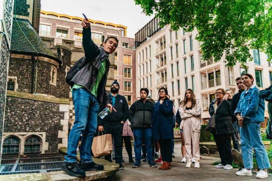 London: Ghastly Ghosts 2-Hour Walking Tour - Storytelling Style: Why the Guides Get So Much Praise