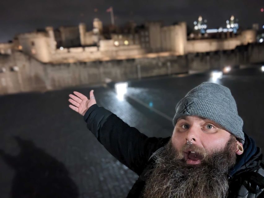 London: Ghost Walk and River Thames Boat Ride - The Thames Catamaran Ride: legs up, bar open, and the night moves