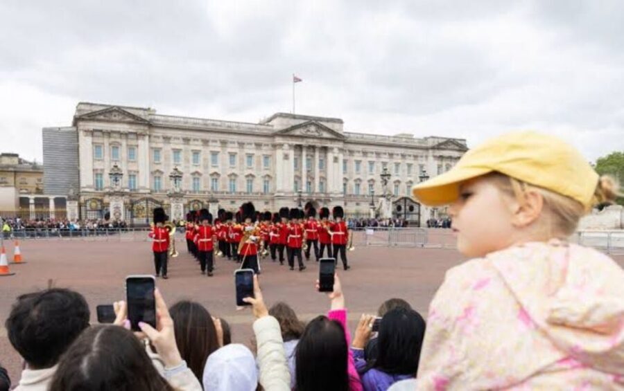 London: Guided Walking Tour with Changing Of The Guard - How this 2-hour Westminster walk fits your London time