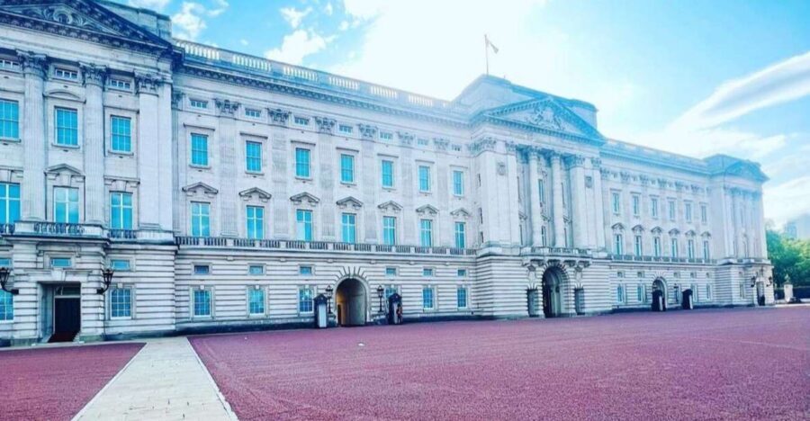 London: Guided Walking Tour with Changing Of The Guard - Buckingham Palace to Westminster Abbey: royal buildings with context