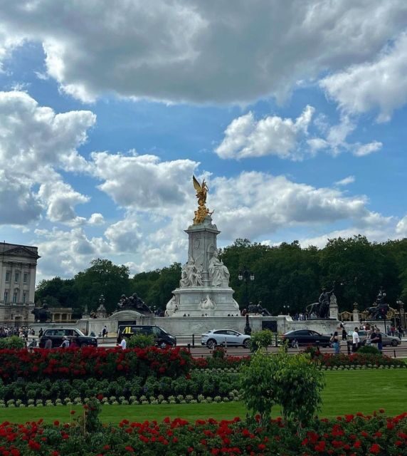 London: Guided Walking Tour with Changing Of The Guard - The Changing of the Guard: what’s included, and what day rules apply