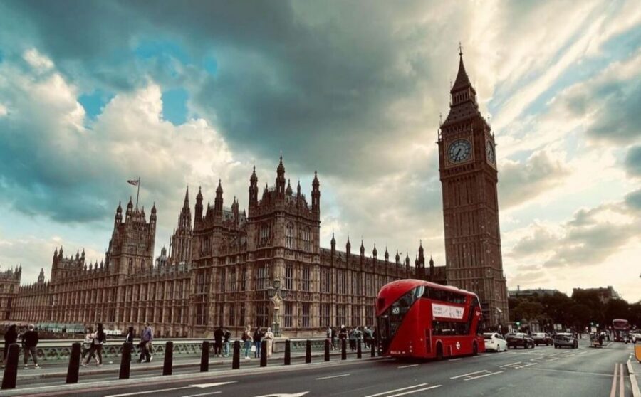 London: Guided Walking Tour with Changing Of The Guard - Trafalgar Square and Whitehall: the familiar sights with better meaning