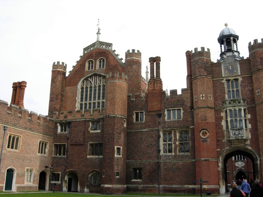 London: Hampton Court Private Guided Tour - The 60 acres of palace gardens: fountains, bulbs, and room to breathe