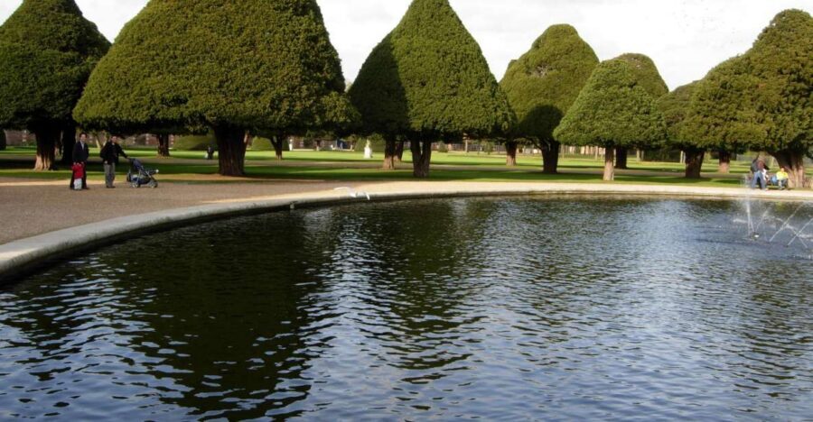 London: Hampton Court Private Guided Tour - The Waterloo meetup and the transfer: make your day easy