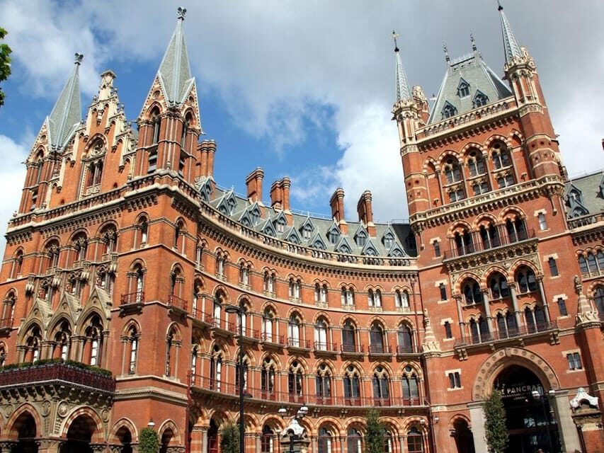 London: Harry Potter Tour & The London Dungeons Tour - Logistics you’ll want to get right: shoes, bags, and keeping the group