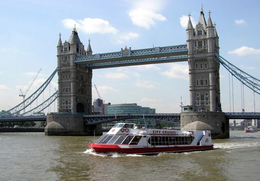 London: Harry Potter Walking Tour and River Thames Cruise - Platform 9¾: where the tour starts and the photo bottleneck