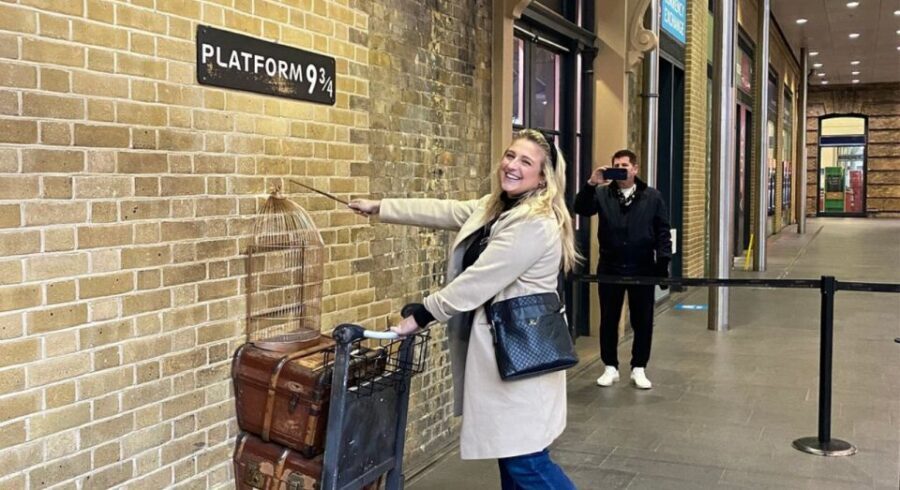 London: Harry Potter Walking Tour with Platform 9 3/4 - Starting at Embankment Station: the yellow umbrella moment