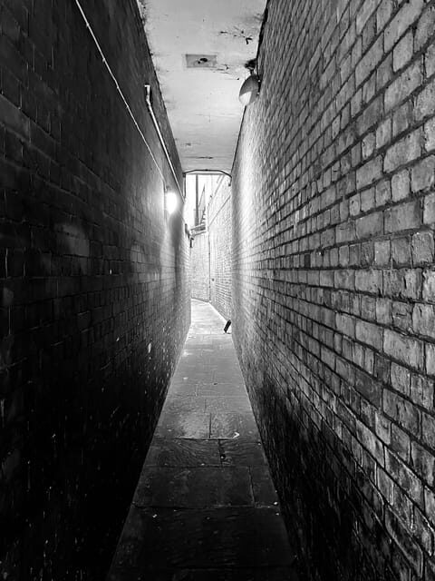London: Jack the Ripper Tour and Underground Prison in Spanish - Liverpool Street to Little Britain: The Subway Move That Changes Everything