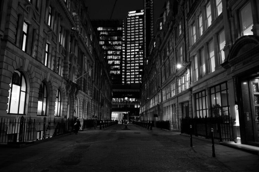 London: Jack the Ripper Tour and Underground Prison in Spanish - The Viaduct Tavern Finish and the Included £4