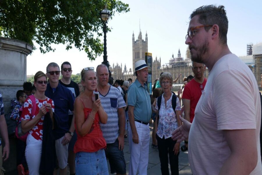 London: James Bond Filming Locations Bus Tour - Meeting at Blackfriars and the smart start to your Bond hunt