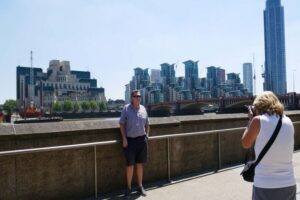 London: James Bond Filming Locations Bus Tour - Why a mini-coach format works for Bond filming locations