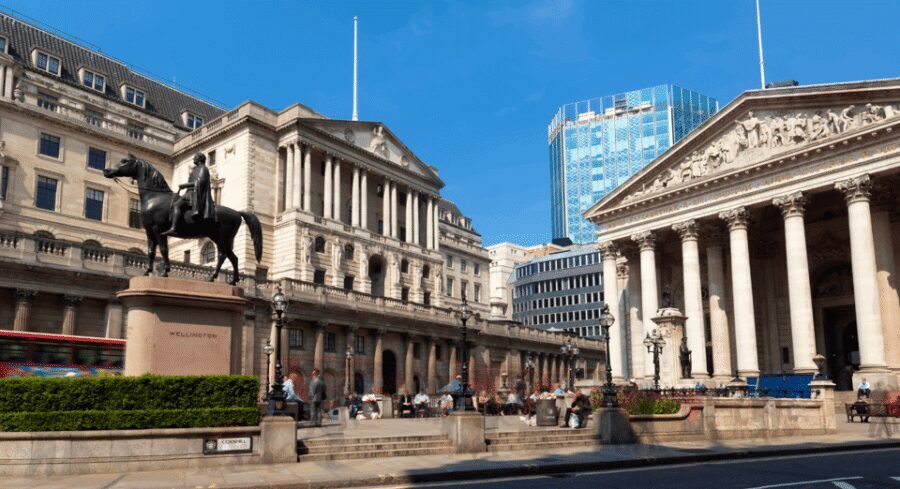 London: London Sightseeing Walking Tour with 30+ Sights - Photo moments: the best places to aim your camera