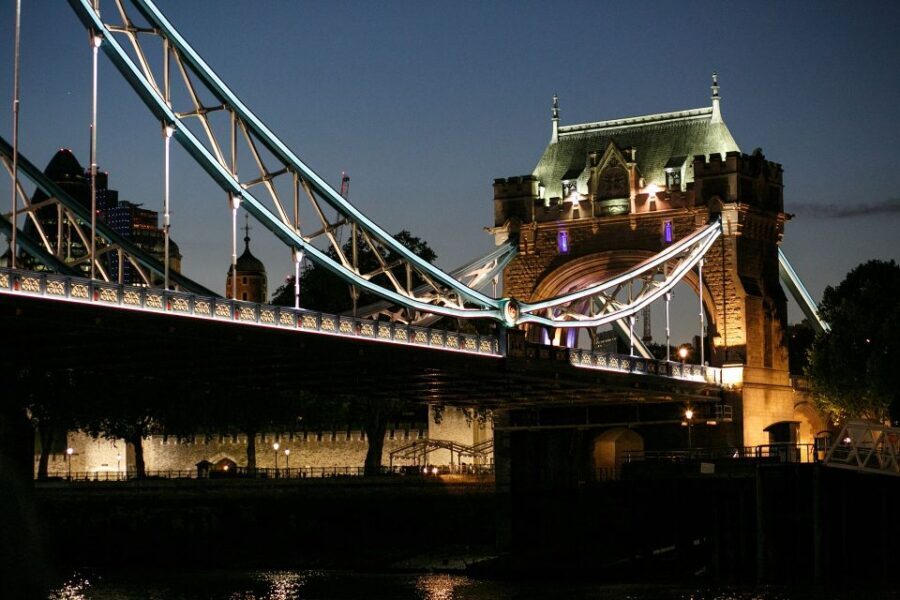London: Murder Mystery Cruise With 3-Course Dinner - Your 3-course dinner: included, but quality can vary