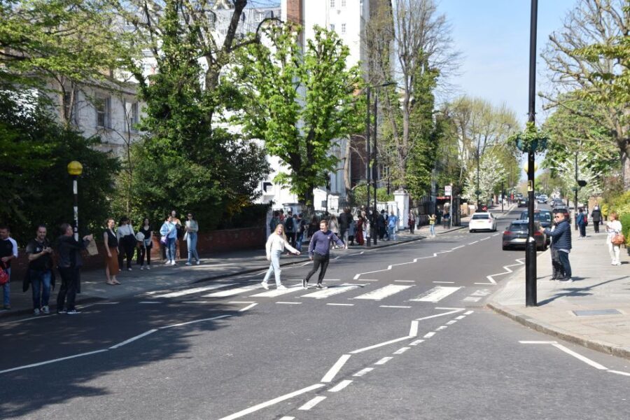 London: Private Beatles Taxi Tour - Royal Court Theatre and Sloane Square: The tour’s starting rhythm