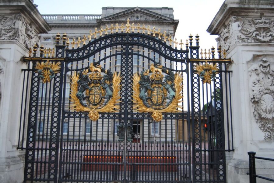 London: Private Chauffeur-Driven Sightseeing Tour - Choosing your landmark route: Tower of London, St Paul’s, Tower Bridge