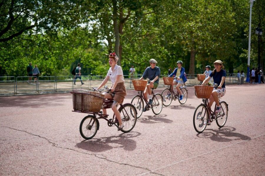 London: Private Family Guided Bike Tour with Childseats - Landmark photo stops from Westminster sights to Buckingham Palace