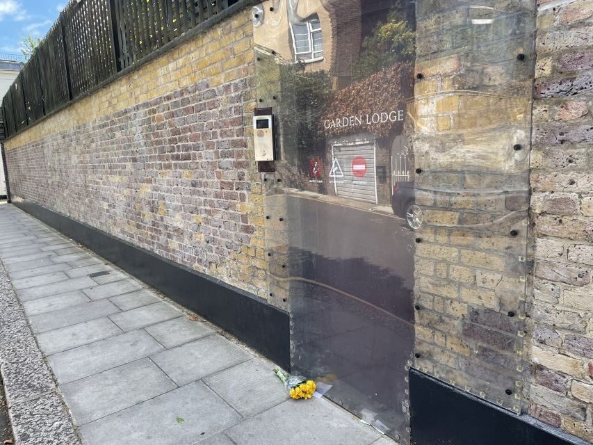 London: "Queen" Highlights Walking Tour - Band Member Houses in Kensington: Homes Where Fame Looked Different