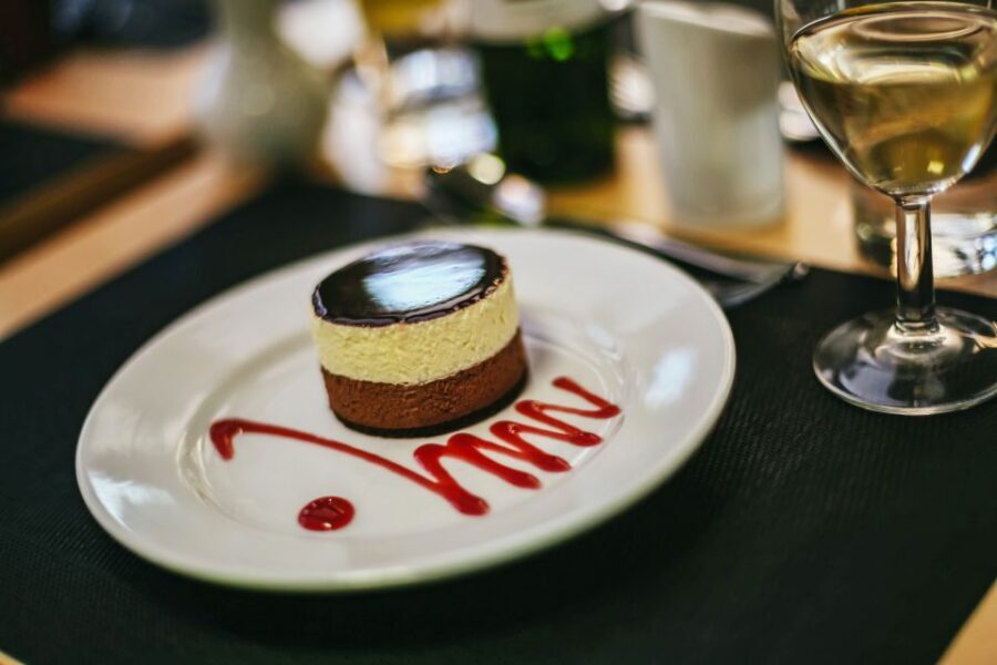 London: River Thames Dinner Cruise - The 3-course British menu: value, portion expectations, and dietary reality