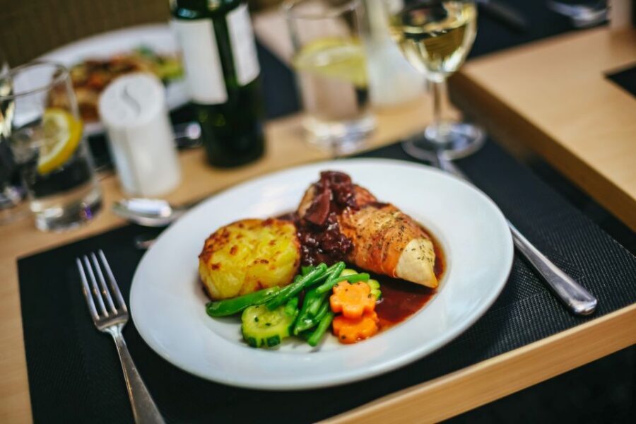London: River Thames Dinner Cruise - Price and value at $94 per person: what you’re really buying
