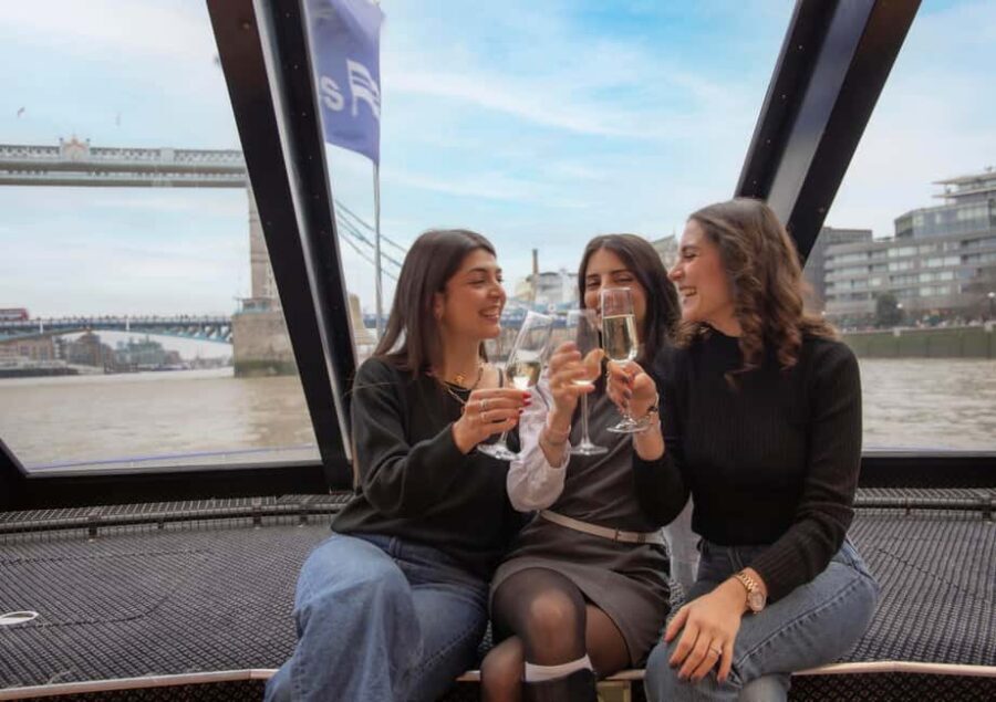 London River Thames Lunch Cruise - Audio commentary that keeps the cruise from being quiet