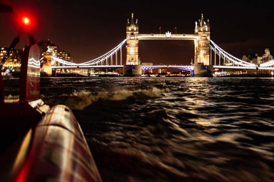 London: River Thames Sunset Speedboat Experience with Drink - Canary Wharf, the free-time photo stop, and the way the river opens up