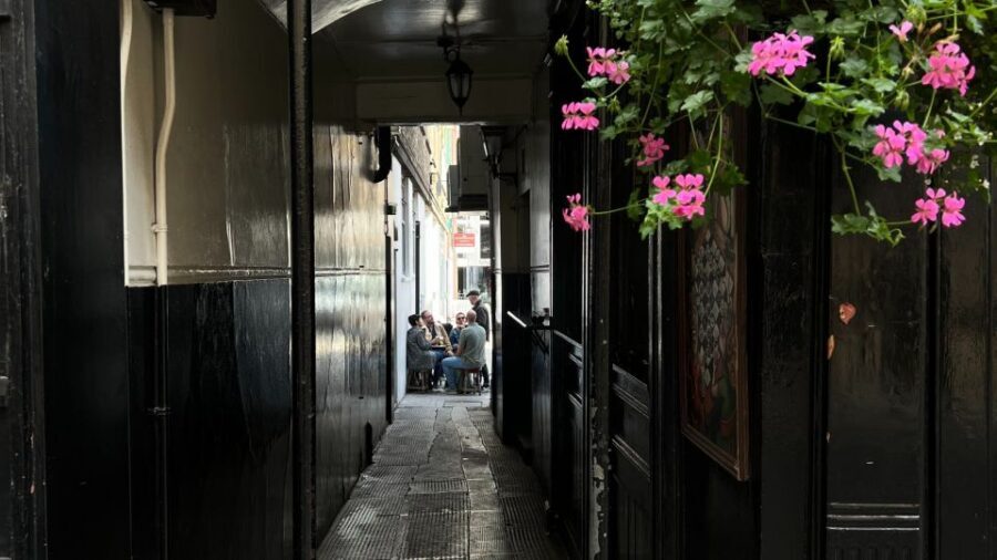 London: Royal Historic Pubs Walking Tour - Key moments to watch for