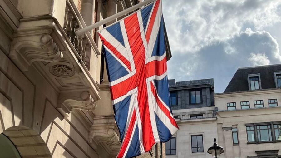 London: Royal Historic Pubs Walking Tour - Secret alleyways and royal palaces—without the crowd trap