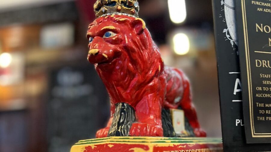 London: Royal Historic Pubs Walking Tour - The final pub stop: beer tasting, choices, and group energy