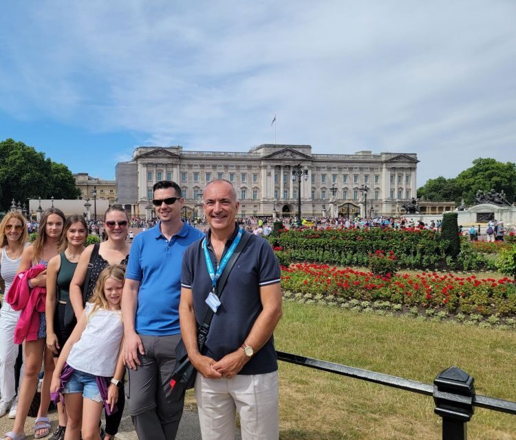 London: Royal Walking Tour and Buckingham Palace Audio Tour - Your 2.5-Hour Plan: Walking the Royal Route, Then Touring the Palace