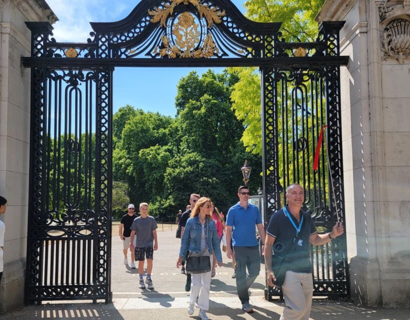 London: Royal Walking Tour and Buckingham Palace Audio Tour - The Mall Walk: Where the Royal Show Actually Starts