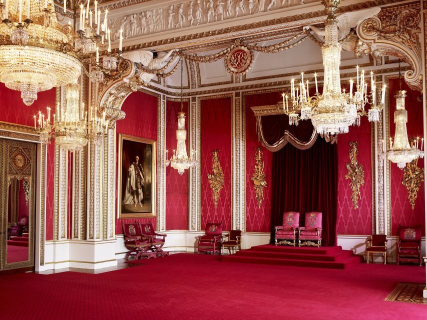 London: Royal Walking Tour and Buckingham Palace Audio Tour - Meeting at St James Square: A Smart Start Before The Mall