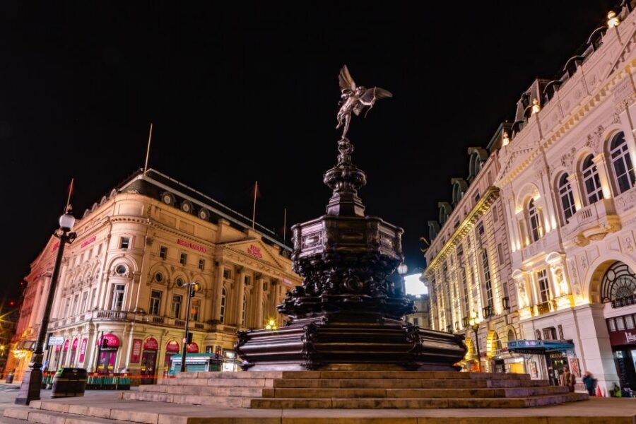 London: Sherlock Holmes Guided City Walking Tour - Baker Street payoff: 221B choice, WWII regulars, and the museum mail-rights story