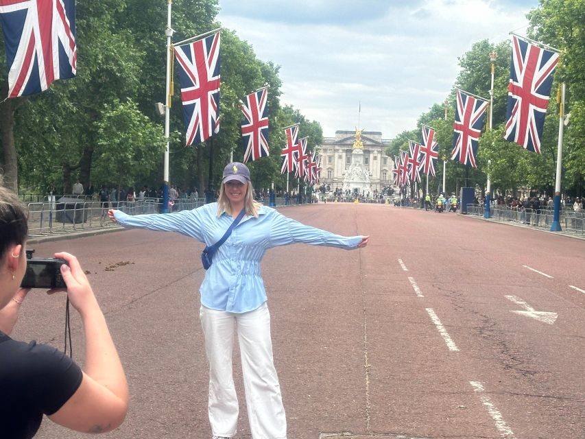 London: Sightseeing Black Cab Tour with Hotel Pickup - River Thames, Westminster Bridge, and the London Eye payoff