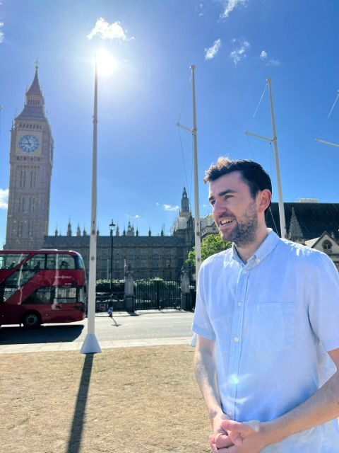 London: Sightseeing Tour - in clear, slow English - Trafalgar Square to Downing Street: Power, Posters, and Larry the Cat