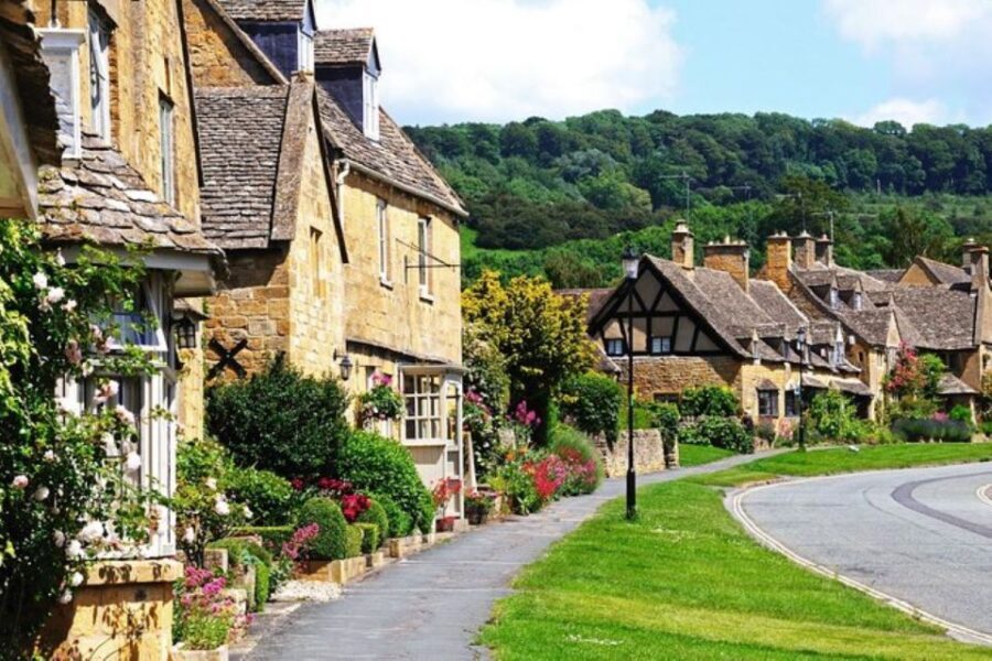 London: Small Group Cotswolds Trip with Bourton-on-the-Water - Stow-on-the-Wold market town walk: the best ending for shopping and stone streets