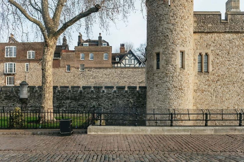 London: Tower of London Entry & Beefeater Private Audience - Crown Jewels in 15 Minutes: What to Focus On