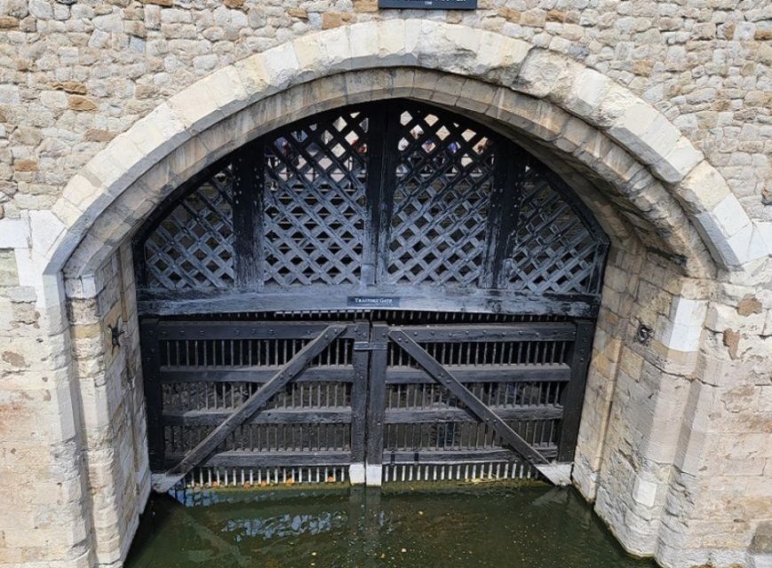 London: Tower of London Guided Tour with Boat Ride - Meeting the Guide and Getting Inside Faster