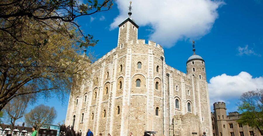 London: Tower of London, Hop-on, Hop-off Bus & River Cruise - Building Your Own Day on Three Hop-On Routes